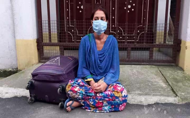 ‘স্বামীর সঙ্গে সংসার করবই’, শ্বশুরবাড়ির সামনে ধরনায় বিজেপি নেতার স্ত্রী