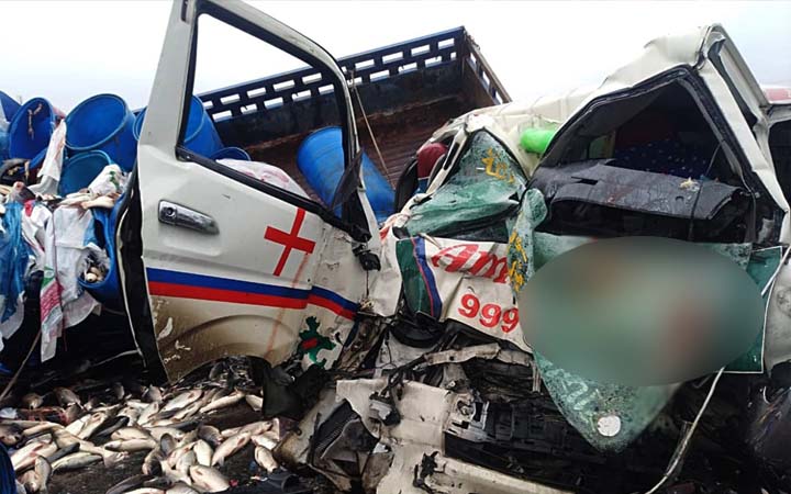 কালিহাতীতে পিকআপ-অ্যাম্বুলেন্স মুখোমুখি সংঘর্ষ: নিহত ৪