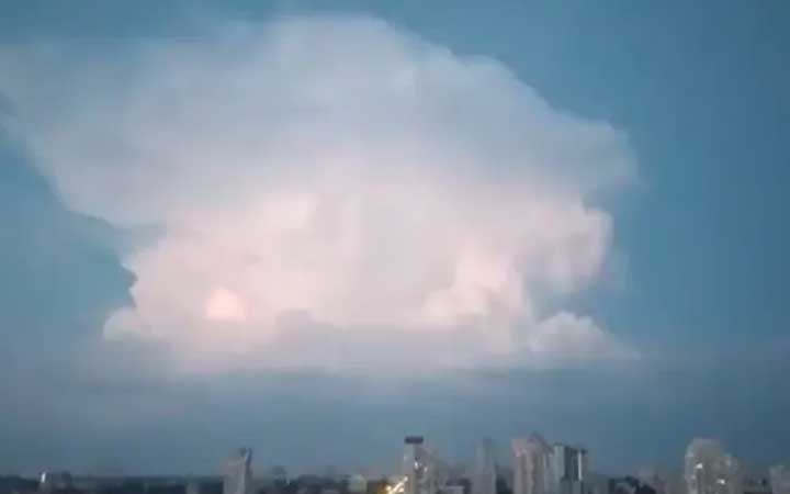যে মেঘ, তাজ্জব নেটদুনিয়া