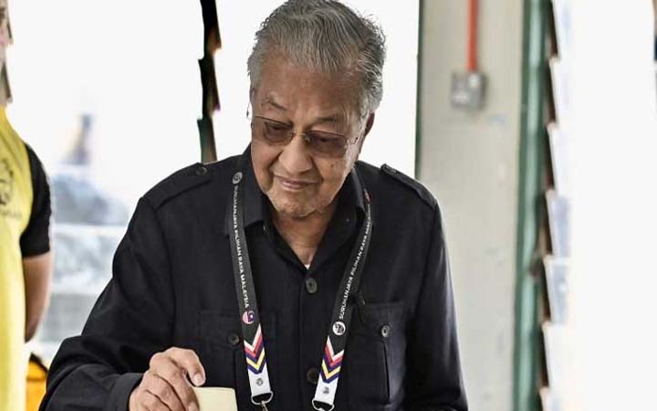 নির্বাচনে হারলেন মাহাথির