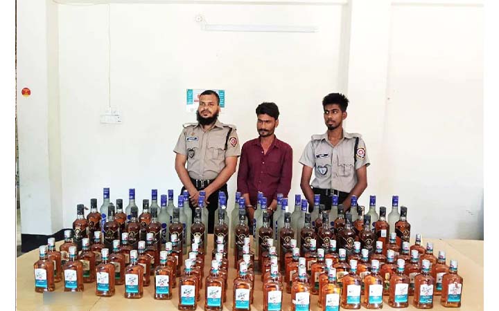 নেত্রকোনায় ১০২ বোতল ভারতীয় মদসহ কারবারি আটক