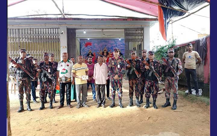 খাগড়াছড়ি ৩২ বিজিবি অধিনায়কের পূজামণ্ডপ পরিদর্শন