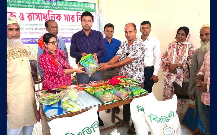 গোপালগঞ্জে প্রণোদনার বীজ-সার পেল ২৮২০ কৃষক