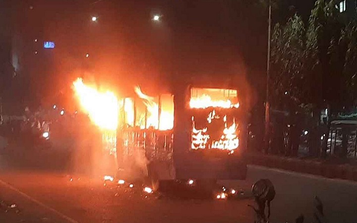 রাজধানীর যাত্রাবাড়ীতে বাসে আগুন, দগ্ধ ১