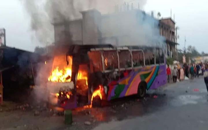 কুমিল্লায় বাসে আগুন : নিহত ২ , আহত ১৭