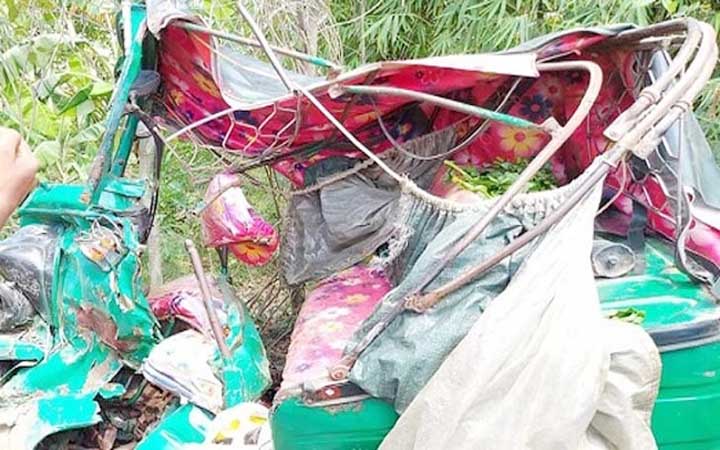ফেনীতে পিকআপের ধাক্কায় অটোরিক্সার ৪ যাত্রী নিহত