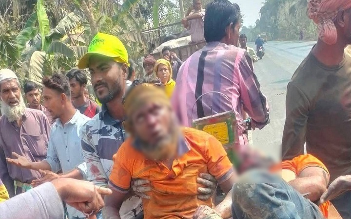 সাতক্ষীরায় গরুবোঝাই ভ্যান খাদে পড়ে নিহত ২