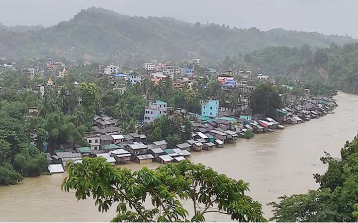 বান্দরবানে বন্যায় লক্ষ লক্ষ মানুষ পানিবন্দি।। তলিয়ে গেছে হাজার হাজার বসত বাড়ি