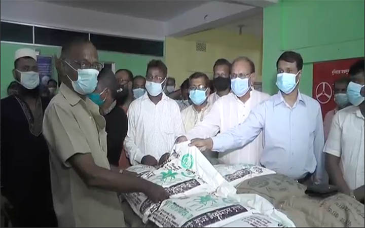 যশোরে প্রধানমন্ত্রীর পক্ষ থেকে গণপরিবহন শ্রমিকদের মাঝে চাল বিতরণ