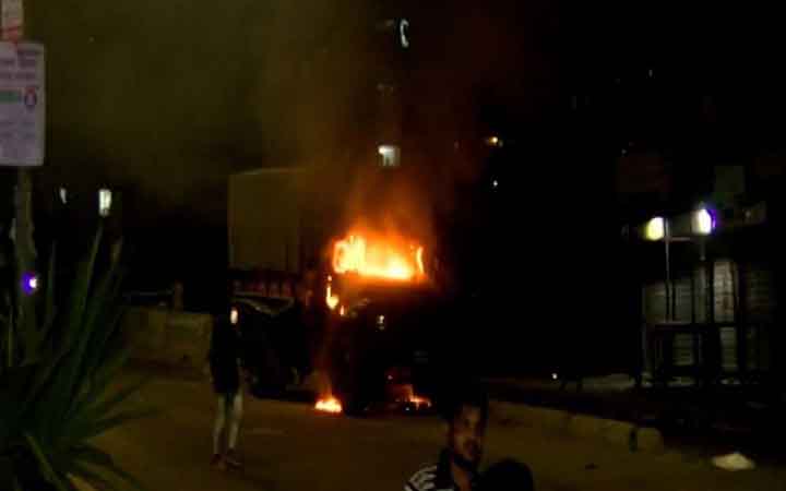 রণক্ষেত্র চট্টগ্রাম, পুলিশের গাড়িতে আগুন