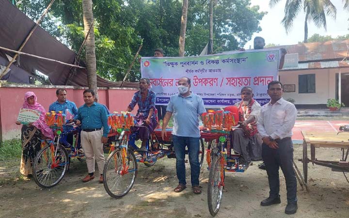 ভিক্ষুকদের কর্মসংস্থানে দোকান ও চার্জার ভ্যান বিতরণ