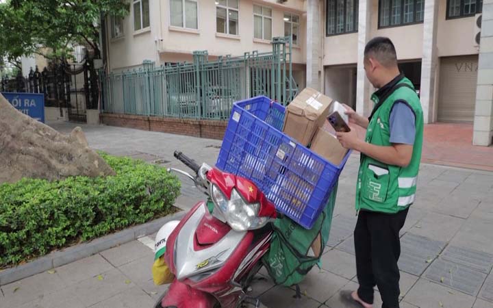 জ্বালানি সংকটে চাপে ভিয়েতনামের ডেলিভারি রাইডাররা