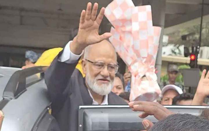 লন্ডন থেকে দেশে ফিরেছেন খন্দকার মোশাররফ