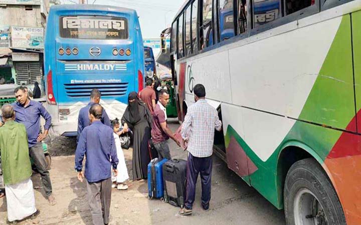ঈদের তৃতীয় দিনেও রাজধানী ছাড়ছে মানুষ, ফিরছে অনেকে