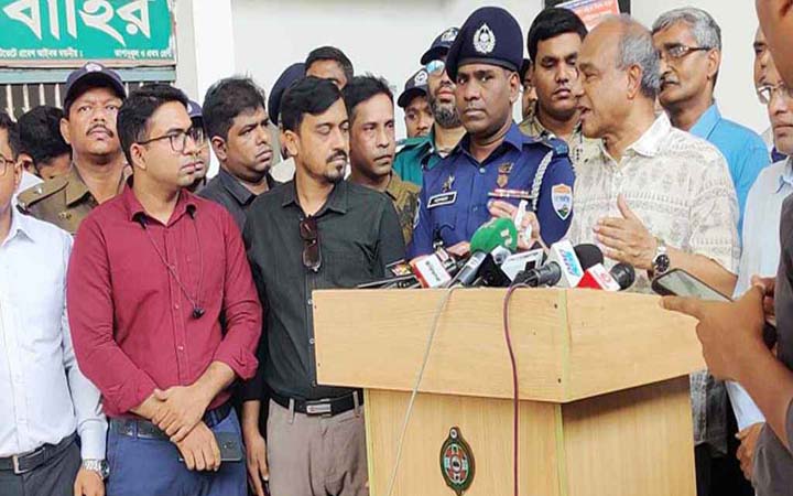 এবার রেলের কেউ কালোবাজারিতে জড়াতে সাহস পায়নি: স্বরাষ্ট্র উপদেষ্টা