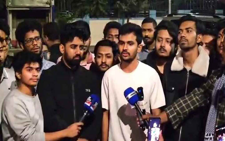 আসিফ মাহমুদের আশ্বাসে অবস্থান কর্মসূচি থেকে সরে এলো বৈষম্যবিরোধীরা