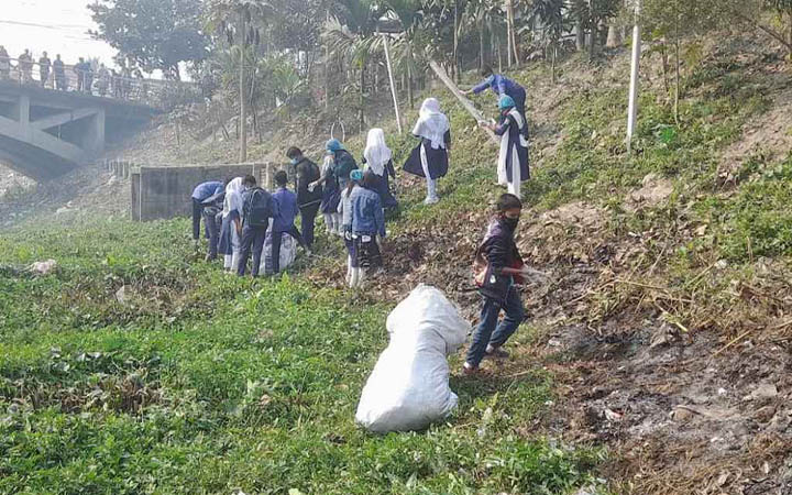 সিরাজগঞ্জে কাটাখালি নদীতে পরিচ্ছন্নতা অভিযান শুরু