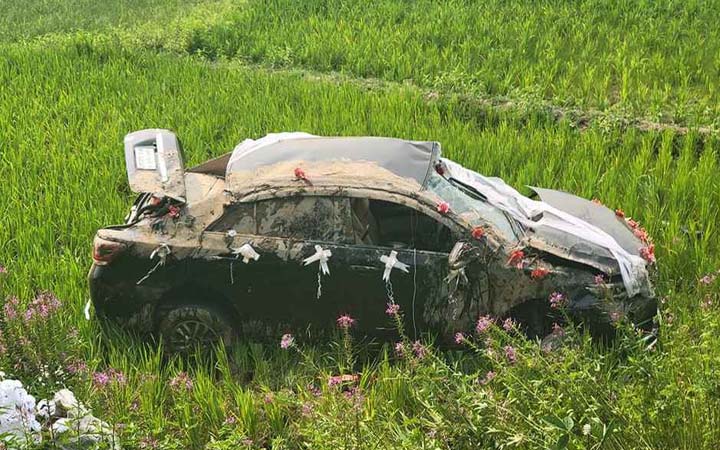 ট্রেনের ধাক্কায় ধানখেতে বরের গাড়ি