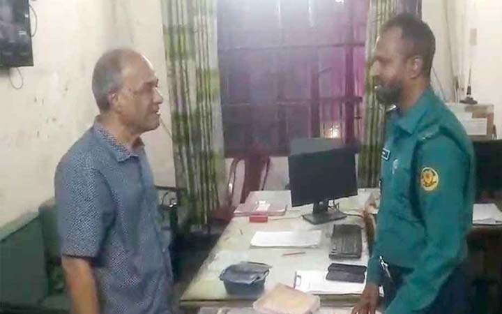 ভোরে হঠাৎ পুলিশের টহল কার্যক্রম পরিদর্শনে স্বরাষ্ট্র উপদেষ্টা
