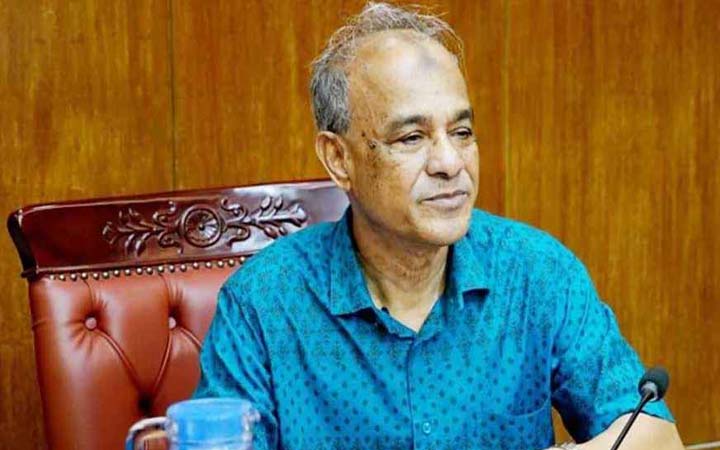 ভোরে আকস্মিক থানা পরিদর্শনে স্বরাষ্ট্র উপদেষ্টা