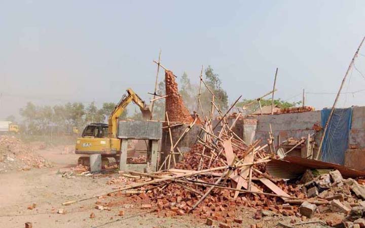 ধামরাইয়ে ৩ অবৈধ ইটভাটা গুঁড়িয়ে দিলো প্রশাসন