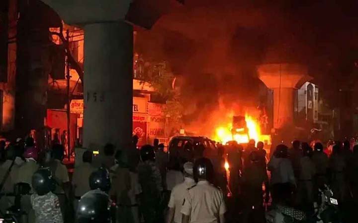 ভারতে হিন্দু-মুসলমান সহিংসতা, কারফিউ জারি