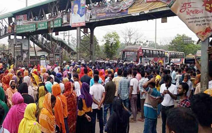 ঈদের ছুটি বাড়ানোর দাবিতে গাজীপুরে শ্রমিকদের বিক্ষোভ