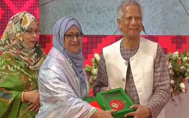 স্বাধীনতা পুরস্কার তুলে দিলেন প্রধান উপদেষ্টা