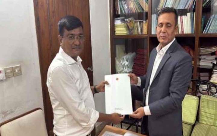 খালেদা জিয়া ও তারেক রহমানকে প্রধান উপদেষ্টার দাওয়াত
