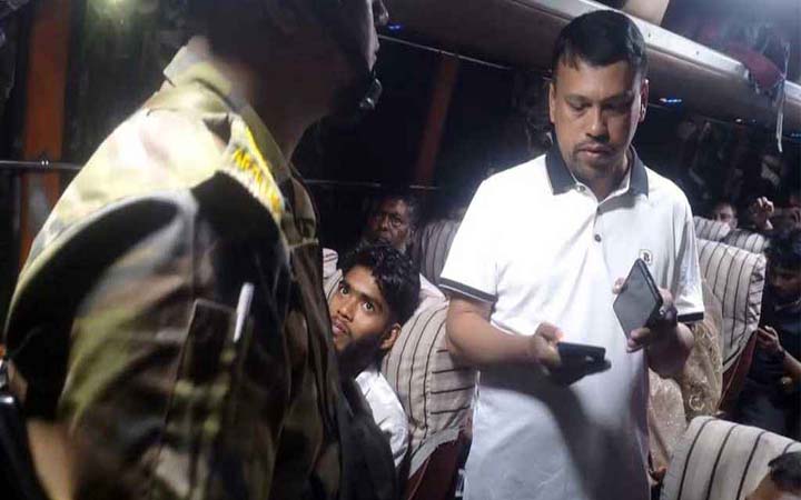 মধ্যরাতে বাসে অভিযান, যাত্রীদের বাড়তি ভাড়া ফেরত