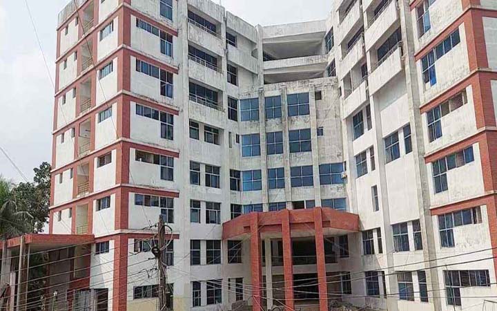লক্ষ্মীপুরে ৬ বছরেও শেষ হয়নি সদর হাসপাতালের নতুন ভবনের নির্মাণকাজ