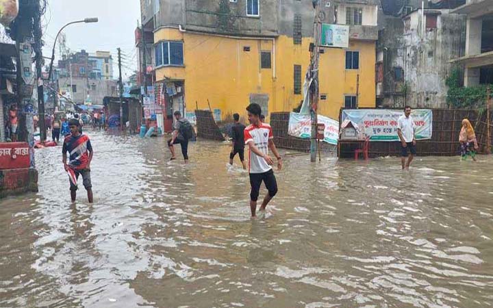 কয়েক ঘণ্টার বৃষ্টিতে তলিয়ে গেছে ময়মনসিংহ নগরীর বিভিন্ন এলাকা