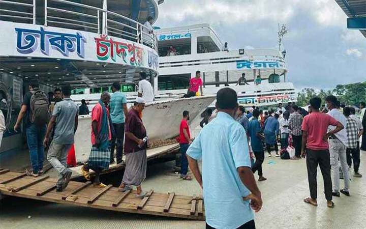 ঈদযাত্রায় সড়ক, ট্রেনে ভিড় থাকলেও লঞ্চে যাত্রী কম