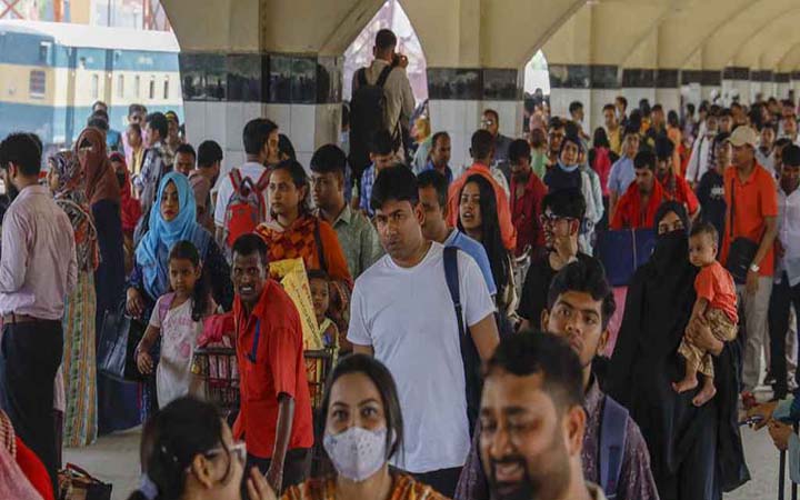 কমলাপুরে আজও ঘরমুখো মানুষের ভিড়