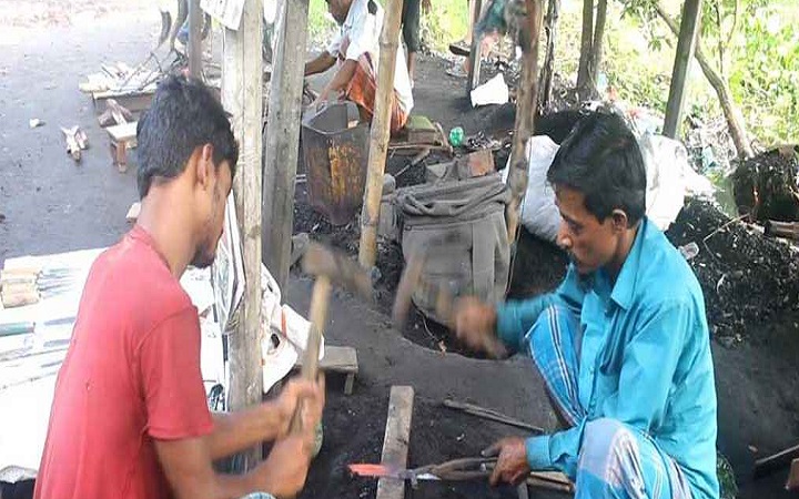 ঈদকে সামনে রেখে কামারপাড়ায় ব্যস্ততা