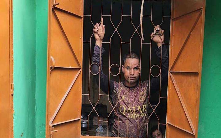 সন্তানসহ স্বামী-স্ত্রীকে ঘরে রেখে তালা দিলো বাড়ির মালিক