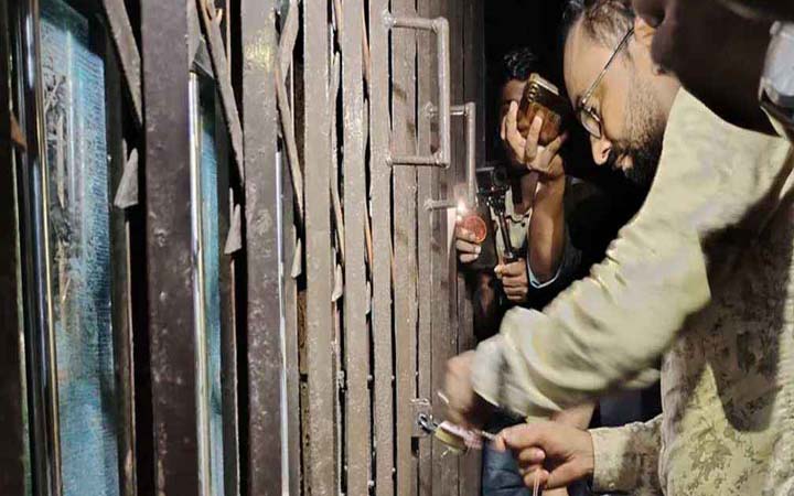 আবাসিক হোটেলে অভিযানে গিয়ে অবরুদ্ধ ভ্রাম্যমাণ আদালতের কর্মকর্তারা