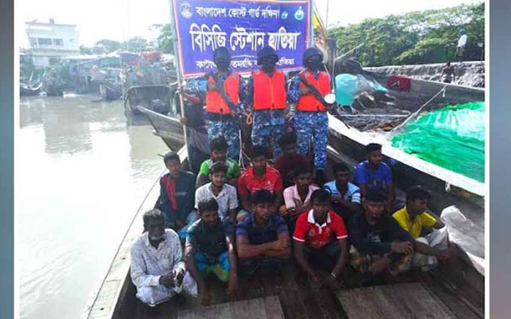 সাগরে ভাসতে থাকা ১৪ জেলেসহ মাছধরা ট্রলার উদ্ধার