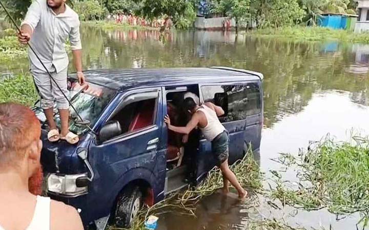 মাইক্রোবাস খালে পড়ে নিহত ৭, সেই চালকের বিরুদ্ধে মামলা