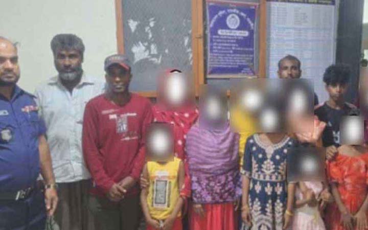 সাতক্ষীরা সীমান্তে বিজিবির কাছে ১৫ বাংলাদেশিকে হস্তান্তর