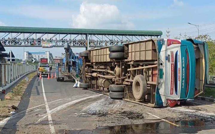 ঢাকা-মাওয়া এক্সপ্রেসওয়েতে যাত্রীবাহী বাস উল্টে আহত ২০