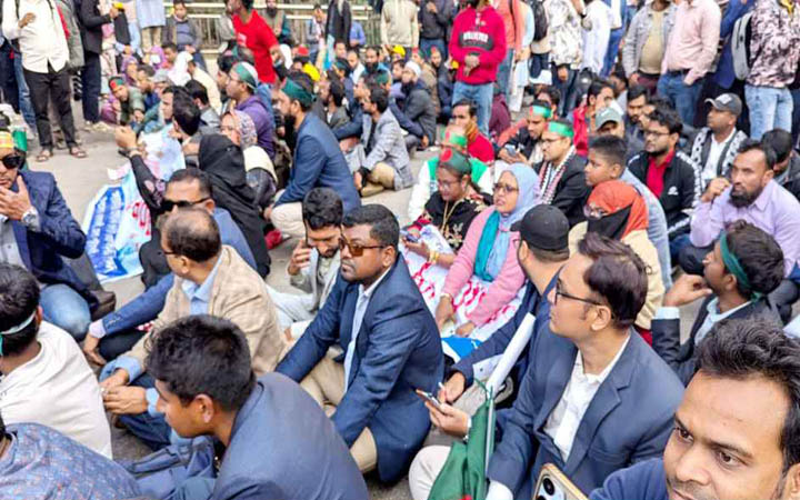 শাহবাগে জড়ো হচ্ছেন প্রাথমিকের শিক্ষকরা, পুলিশের ব্যারিকেড