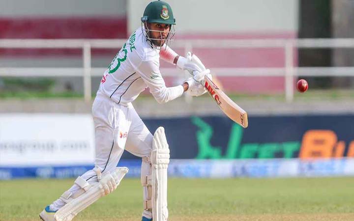 মিরাজের ফিফটি, ছুটছে টাইগাররা