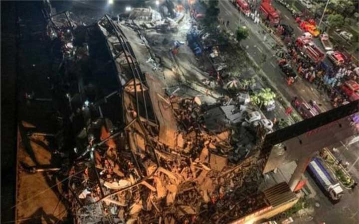 চীনে একটি  ভবন ধসে ৭০ জন আটকা পড়েছে