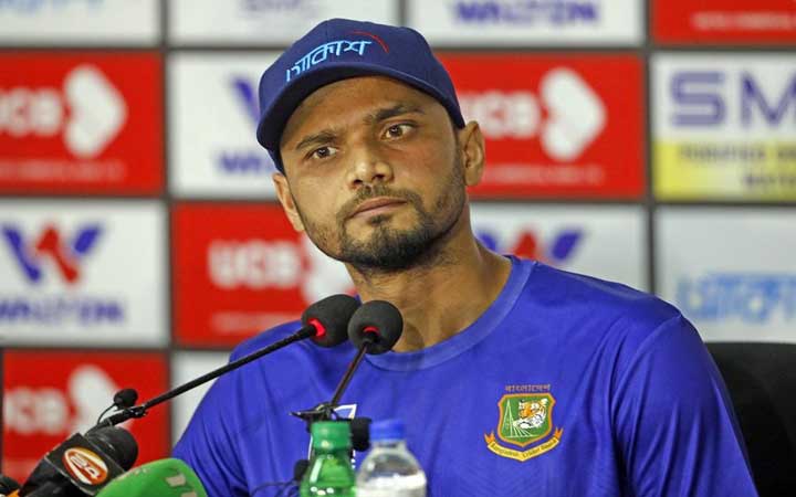 অধিনায়কত্ব ছাড়লেন মাশরাফি