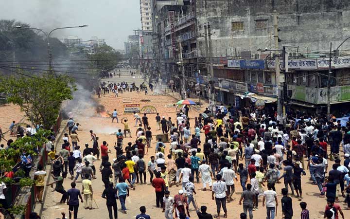 নিউমার্কেটে সংঘর্ষ, ১২ অস্ত্রধারী শনাক্ত