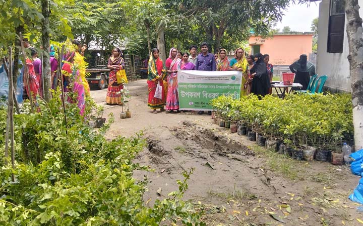 পরিবেশের ভারসাম্য রক্ষায় আদ্-দ্বীনের উদ্যোগে গাছের চারা বিতরণ