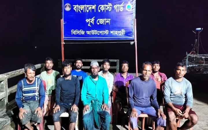গভীর সাগরে ইঞ্জিন বিকল, ট্রলার থেকে ১০ জেলেকে জীবিত উদ্ধার করলো কোস্টগার্ড