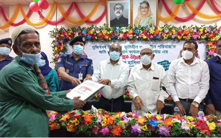 পাবনায় দ্বিতীয় ধাপে ৩৩৭ পরিবার পেল ‘স্বপ্নের নীড়’