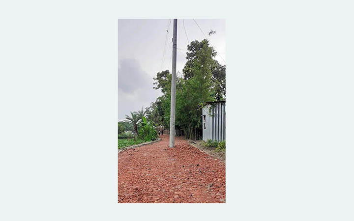 দুর্ঘটনার আশংকা নিয়েই রাস্তার মাঝখানে বৈদ্যুতিক খুঁটি রেখেই রাস্তার কাজ